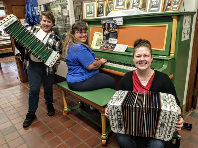 Leon Olsen honored at MMHF